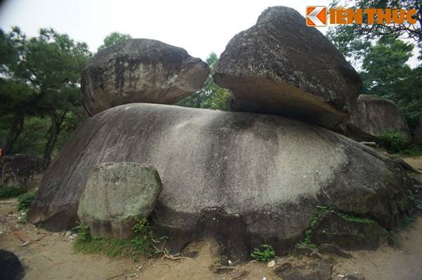 Tượng đá Ông Chồng Bà Chồng