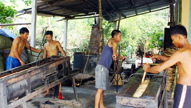 Nhọc nhằn nghề ép dầu