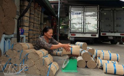 Nghề chẻ tăm nhang ở Dĩ An