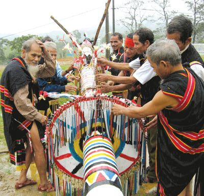Nghệ thuật trang trí trên cây nêu của người Cor