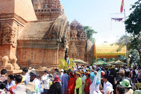 Khai mạc Lễ hội Tháp Bà Ponagar năm 2016