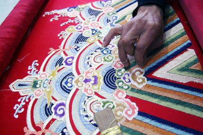Nghề thêu long bào làng Đông Cứu
