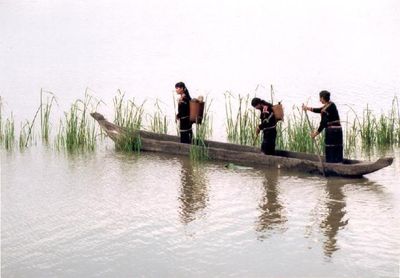 Thuyền độc mộc của người Jrai