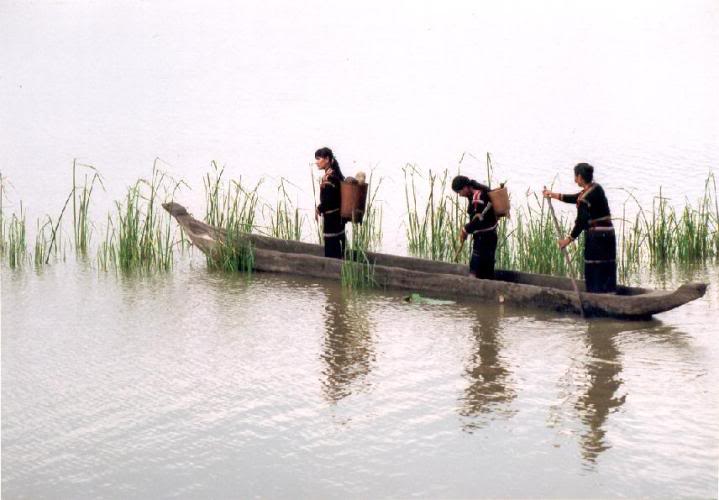 Thuyền độc mộc của người Jrai