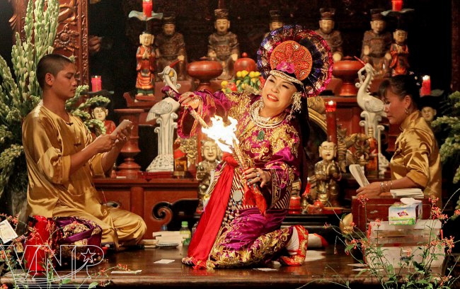 Hầu đồng: Nỗi niềm của người trong cuộc