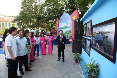 Trưng bày 100 bức ảnh “Hà Nội - Thành phố hòa bình”
