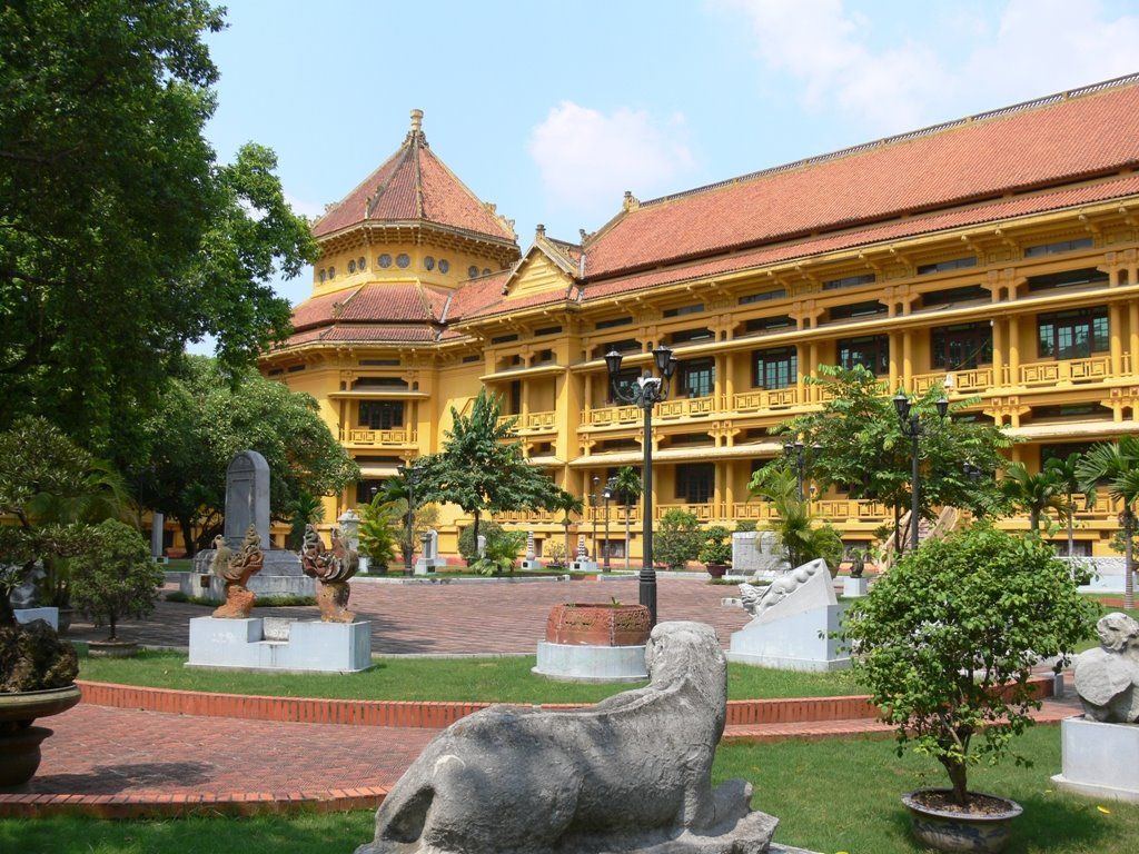 Trưng bày “Nét vàng son - Đồ gỗ sơn son thếp vàng”