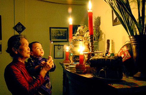 Khói nhang ngày Tết, nét đẹp văn hóa của người Việt