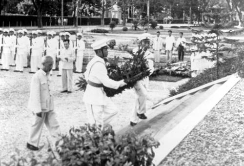 Chủ tịch Hồ Chí Minh với Thương binh - Liệt sĩ