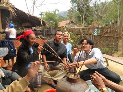 Luật uống rượu cần của người Thái Nghệ An 
