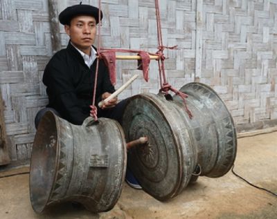 Người Lô Lô với trống đồng 