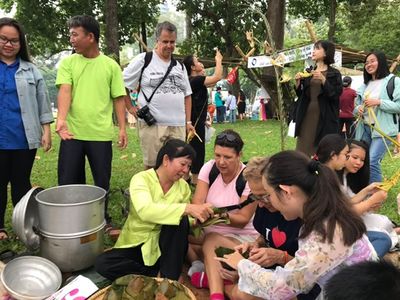 Không chỉ là cái bánh ít…