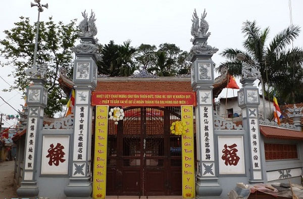 Tráo đổi câu đối trong đền ở Hoài Đức