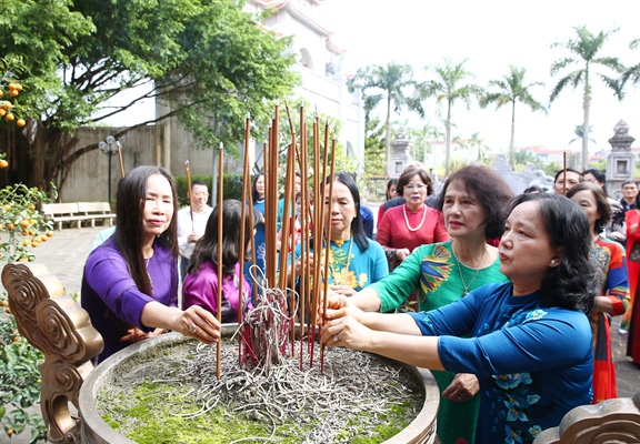 Câu lạc bộ Phụ nữ với di sản văn hoá về nguồn tại Đền thờ Hai Bà Trưng