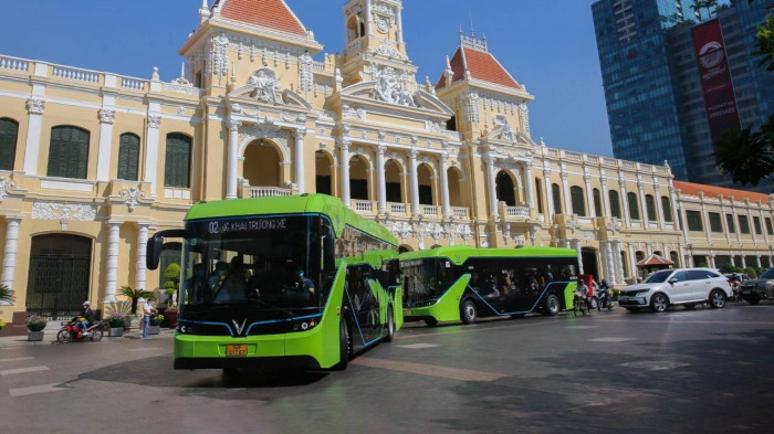 Giá xăng tăng phi mã, cư dân Vinhomes Grand Park thảnh thơi đi làm bằng xe VinBus