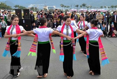 Vào vòng rồi, càng múa sẽ càng say...