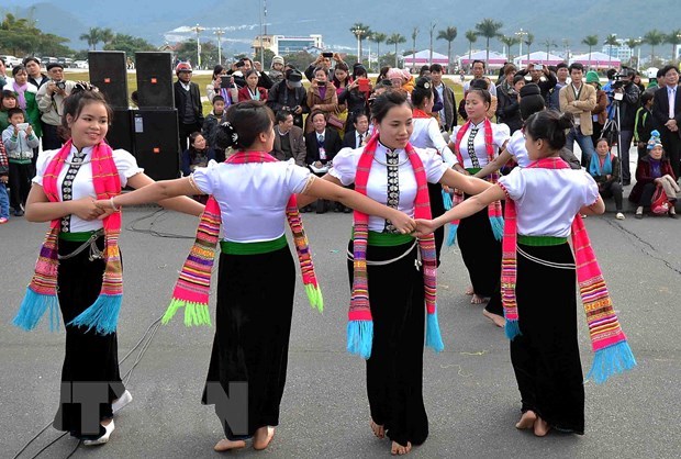 Vào vòng rồi, càng múa sẽ càng say...