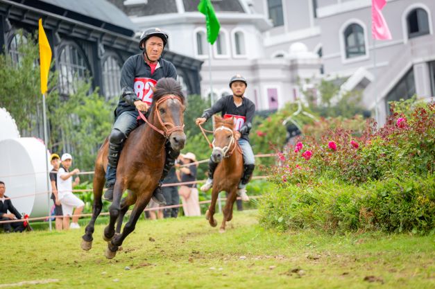 Tưng bừng sắc màu lễ hội vùng cao Tây Bắc trong mùa giải “Vó ngựa trên mây” lần thứ 5