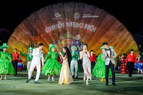 Hot – Hit “Về với em” bùng nổ trên sân khấu nổi Phú Quốc United Center