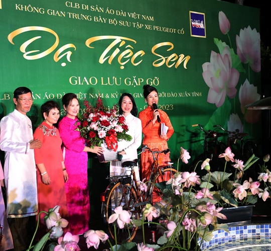 "Dạ tiệc sen" - Đấu giá xe đạp cổ Peugeot