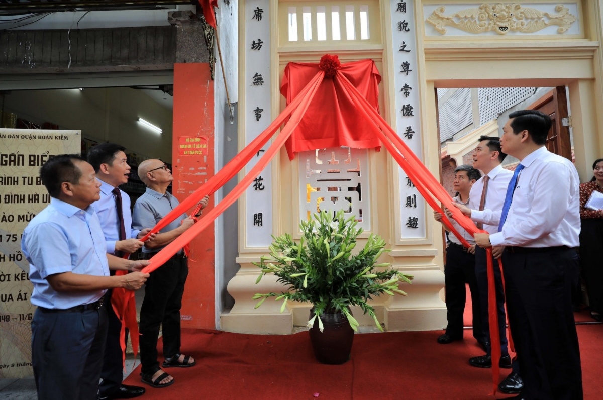 Gắn biển công trình Tu bổ, tôn tạo đình Hà Vĩ