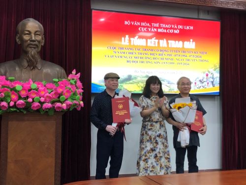 Trao giải thưởng cuộc thi sáng tác tranh cổ động tuyên truyền kỷ niệm 70 năm Chiến thắng Điện Biên Phủ