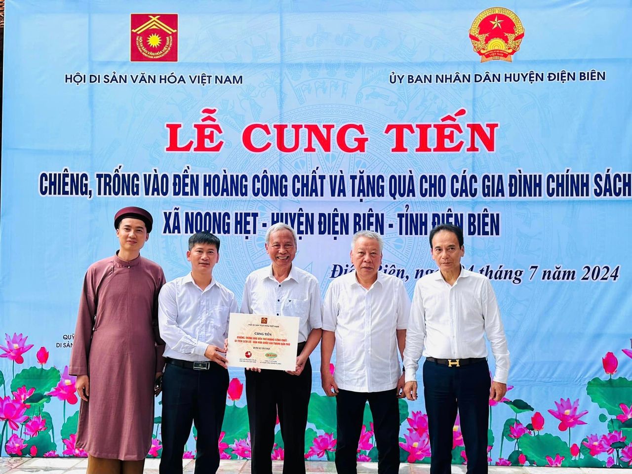 Cung tiến kỷ vật lên đền thờ Hoàng Công Chất và Đền thờ Liệt sĩ tại Chiến trường Điện Biên Phủ