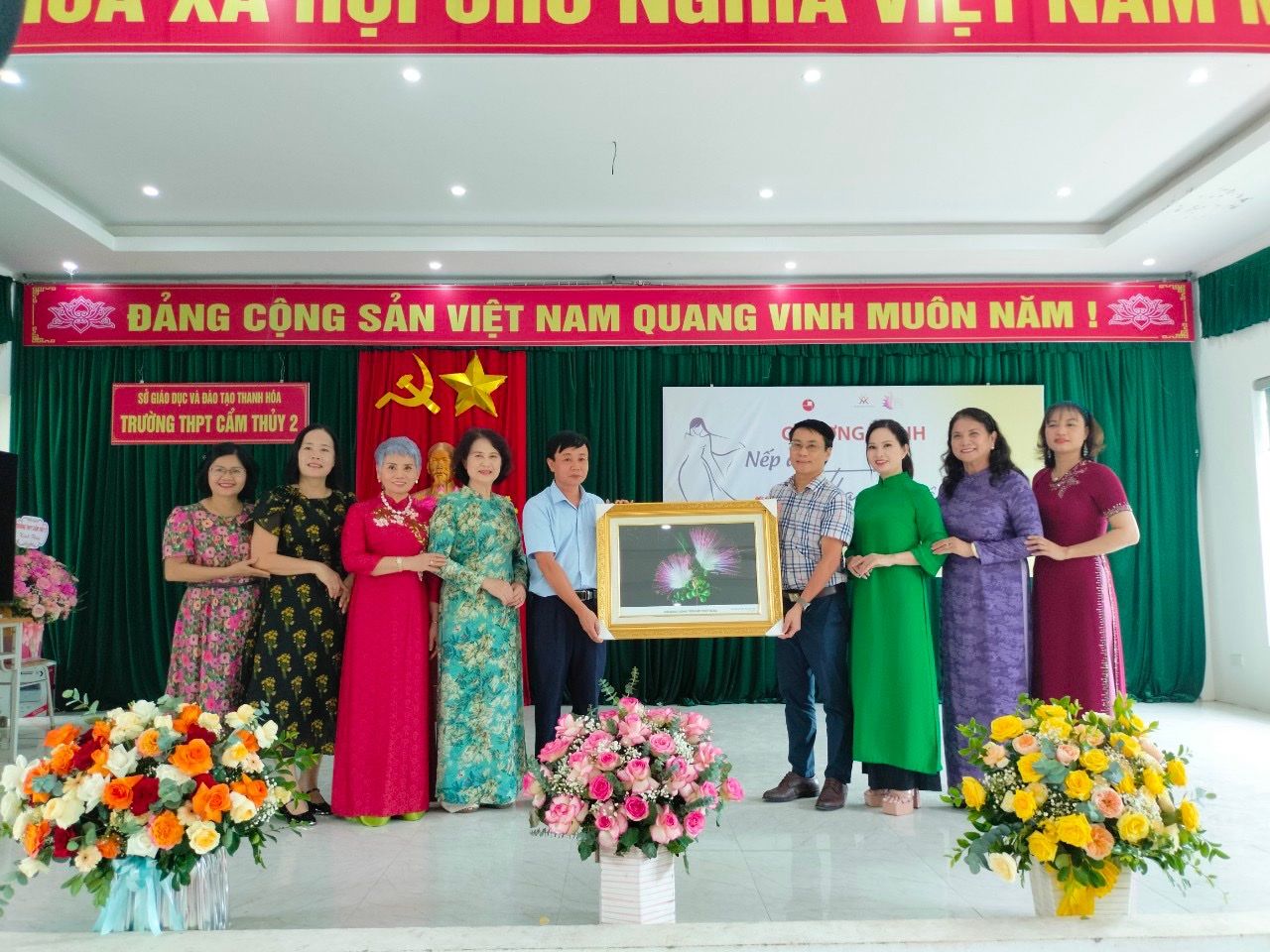 “Nếp áo thanh xuân” đến với giáo viên và nữ sinh vùng cao