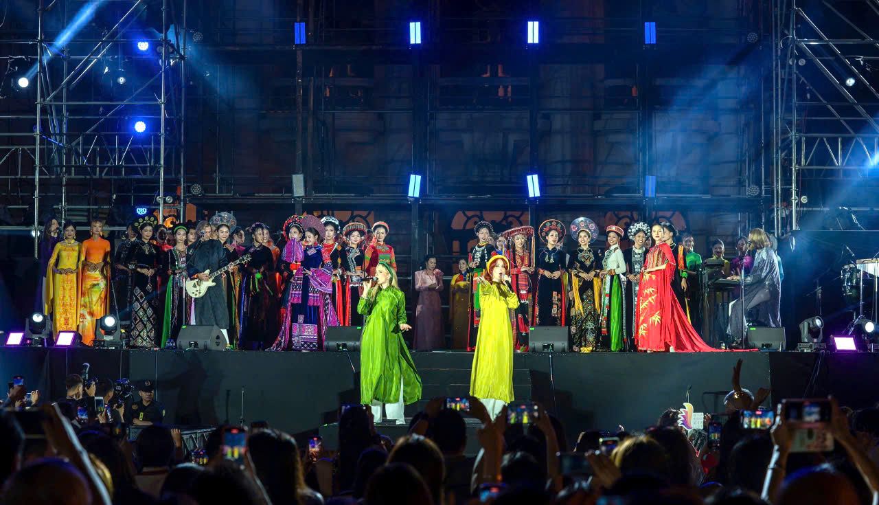 "The music of ABBA": Sự kết hợp giữa âm nhạc vượt thời gian của ABBA và vẻ đẹp tà áo dài Việt