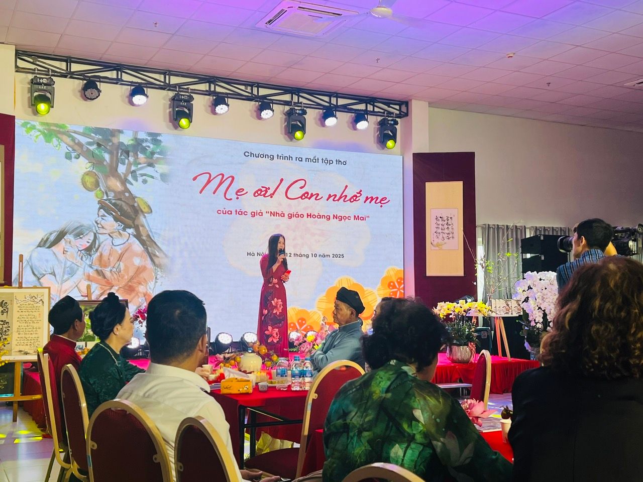 Ra mắt tập thơ “Mẹ ơi con nhớ mẹ”