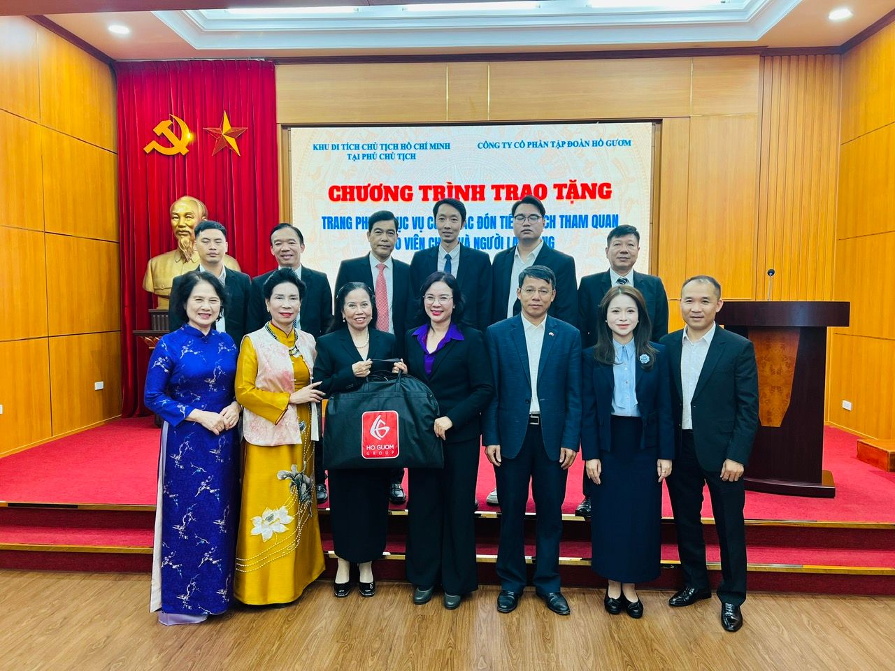 Trao tặng trang phục phục vụ công tác đón tiếp khách tham quan Khu Di tích Chủ tịch Hồ Chí Minh tại Phủ Chủ tịch