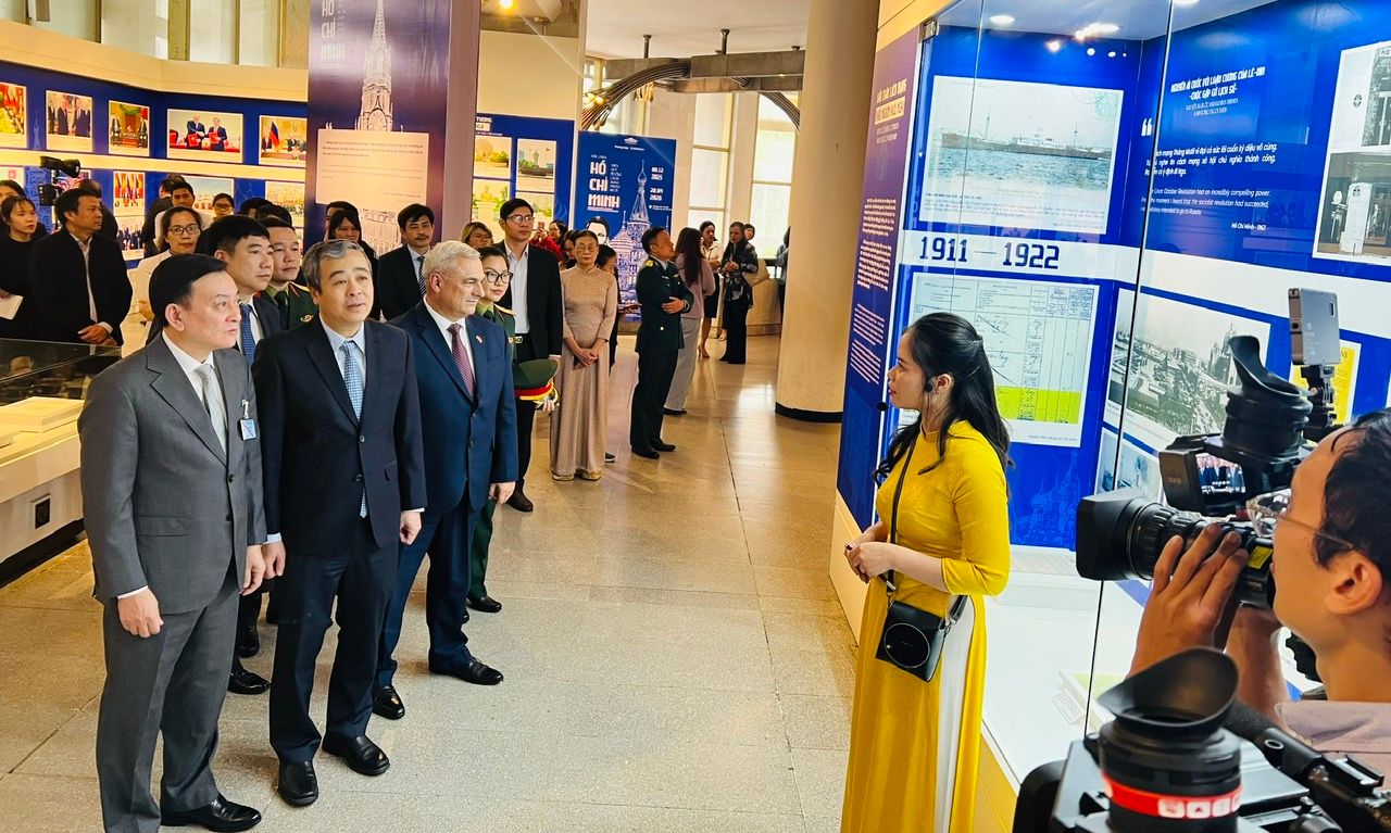 “Dấu chân Hồ Chí Minh trên quê hương Cách mạng Tháng Mười”