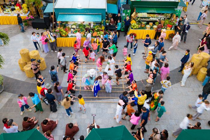 Du khách hào hứng tham dự chợ lá vào các ngày cuối tuần suốt tháng 6 tại núi Bà Đen