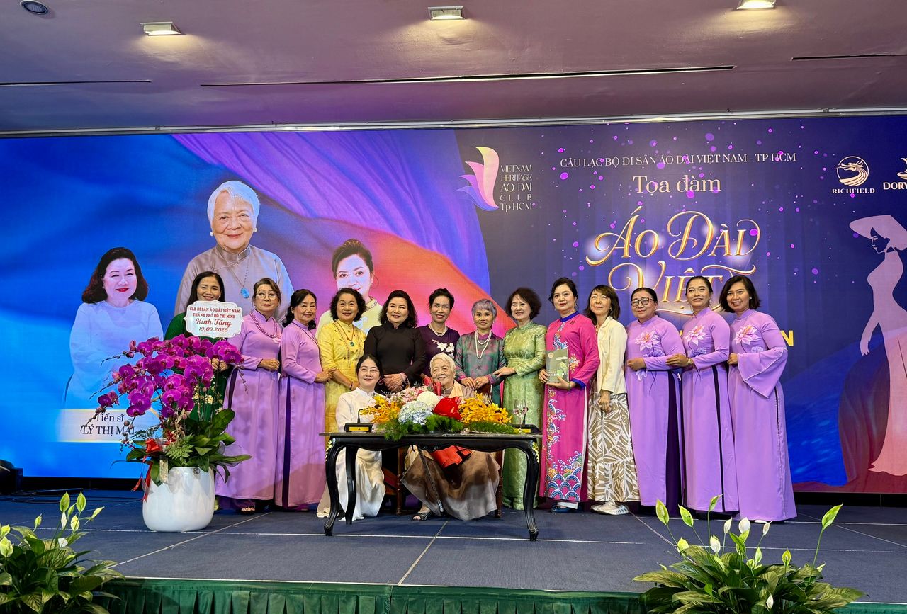 “Áo dài Việt Nam - Di sản trường tồn": Những câu chuyện đầy cảm xúc về tà áo dài