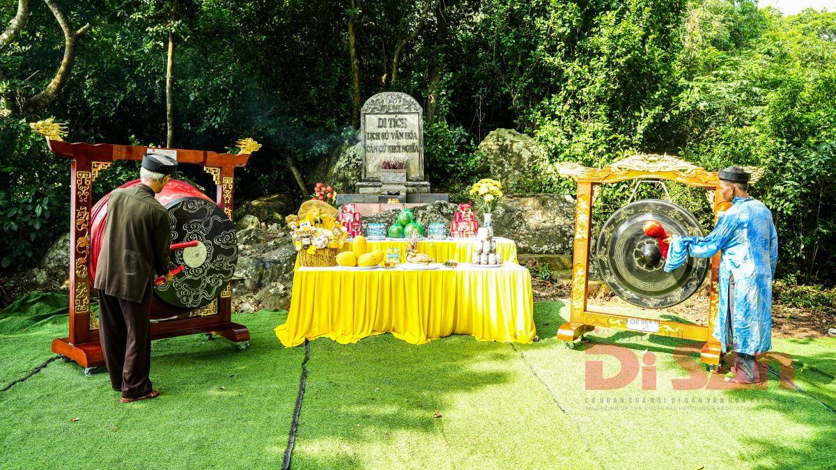 Đại diện các cụ cao niên xã Ba Đình, hai cụ Nguyễn Hữu Hồng và Nguyễn Hữu Nhiệm thực hiện nghi thức khai chiêng- khai trống.JPG