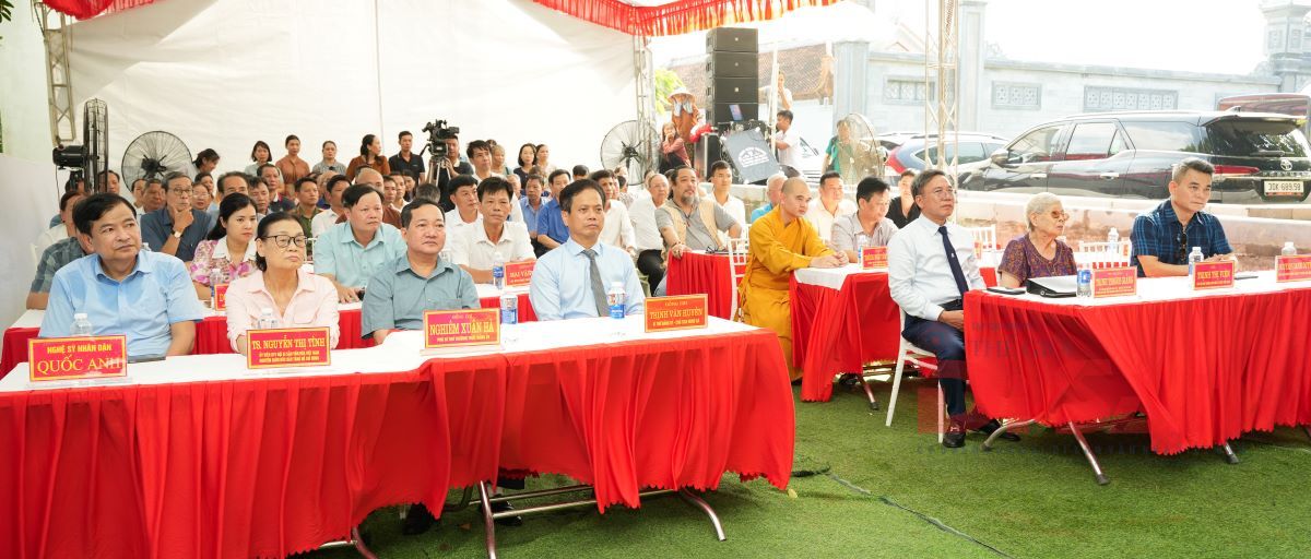 Các Đại biểu tham dự Lễ trao tặng chiêng trống cho Đền thờ các thủ lĩnh và nghĩa quân Ba Đình.JPG