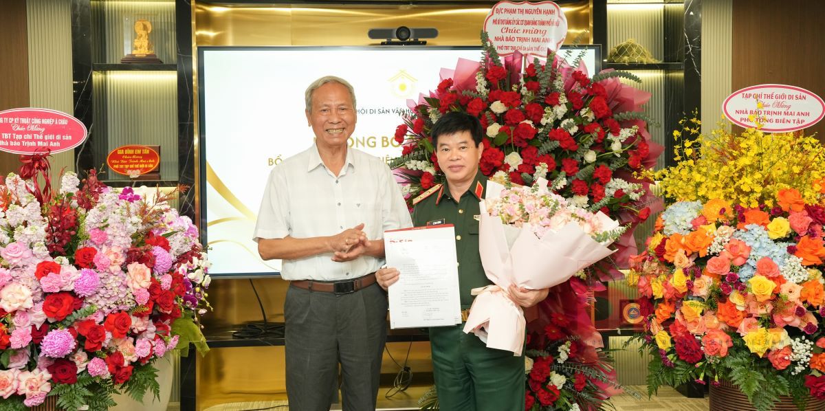 PGS.TS  Đỗ Văn Trụ, Chủ tịch Hội đồng Biên tập Tạp chí trao quyết định bổ sung PGS.TS Lê Kim Cương, S.JPG