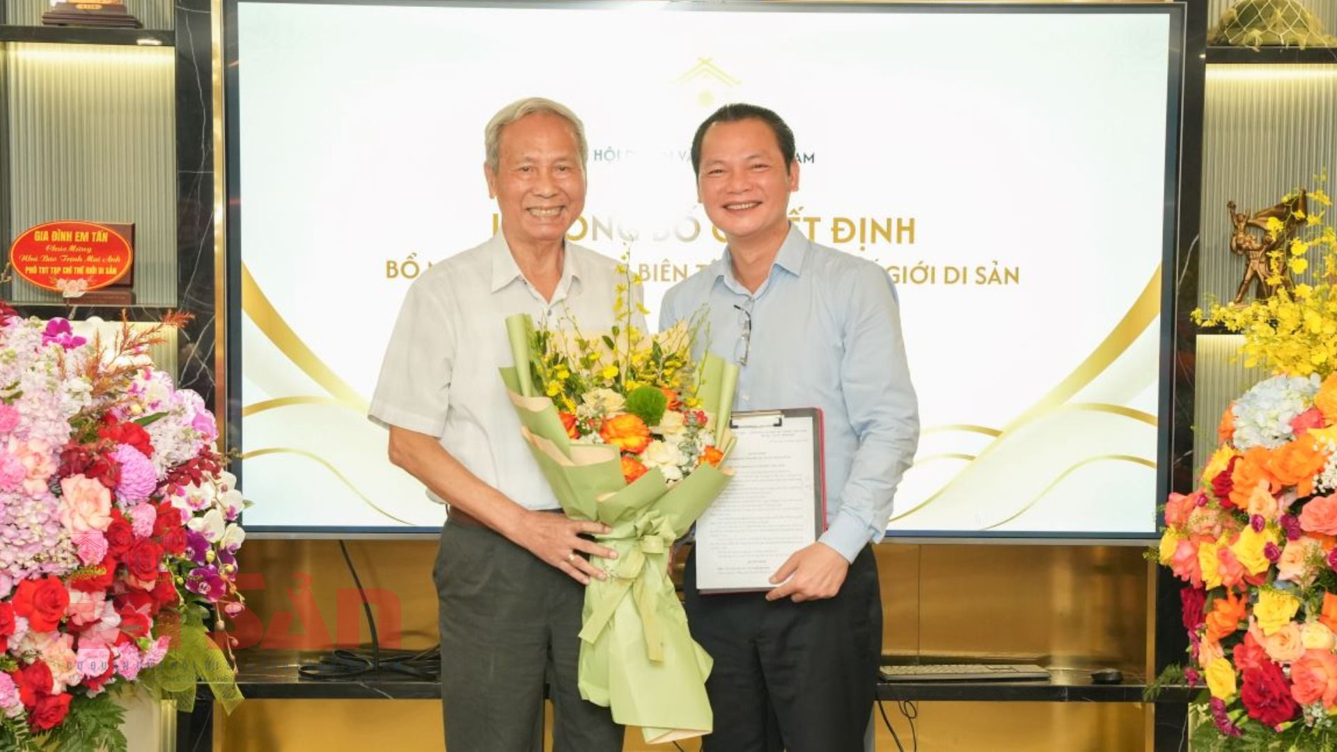 PGS.TS Đỗ Văn Trụ - Chủ tịch Hội Di sản Văn hóa Việt Nam trao quyết định và tặng hoa ThS, Nhà báo Trịnh Mai Anh._16x9.jpg