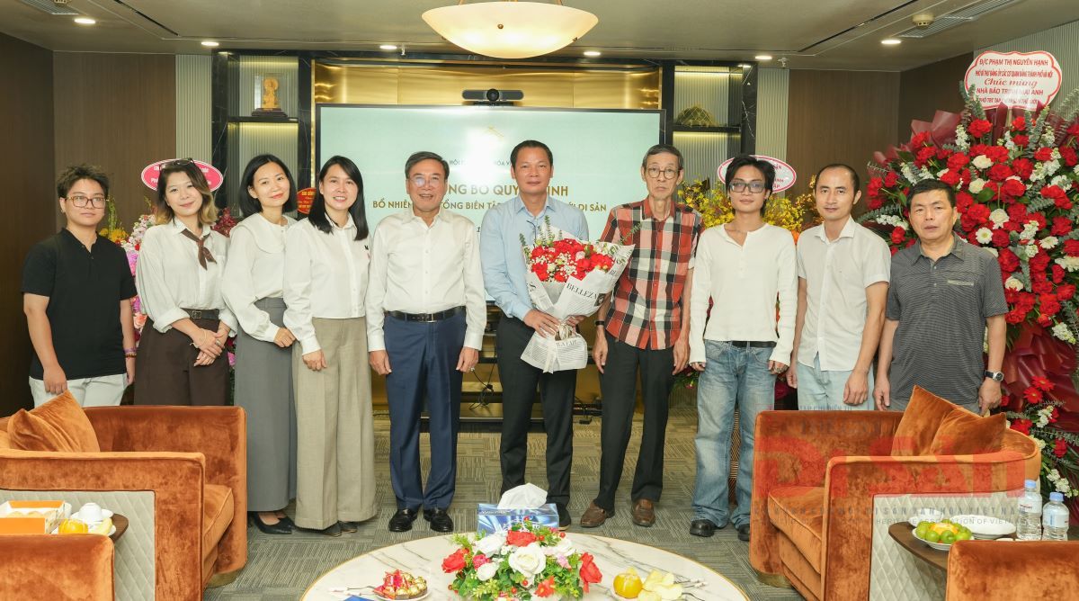 Tập thể cán bộ, biên tập viên, phóng viên, nhân viên Tạp chí chúc mừng ThS, Nhà báo Trịnh Mai Anh..JPG