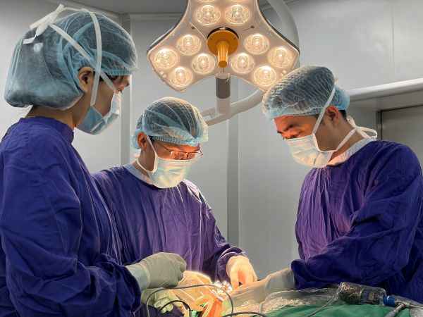 Vinmec Nha Trang tiên phong đưa kỹ thuật phẫu thuật nội soi điều trị ung thư tuyến giáp không sẹo về Khánh Hòa