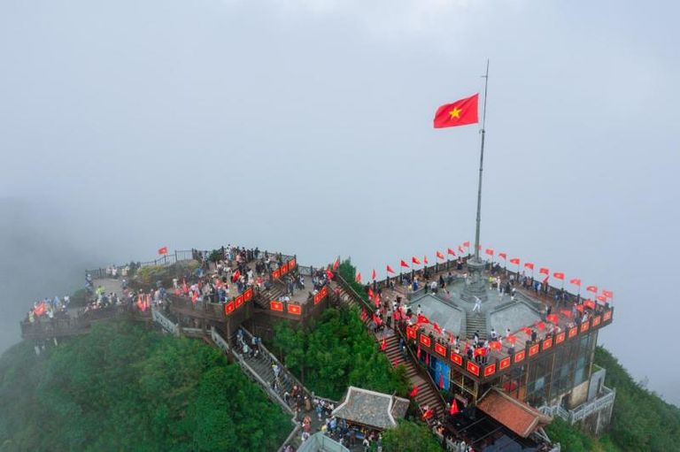 Du khách xúc động với khoảnh khắc thượng cờ trên đỉnh Fansipan trong ngày đầu lễ 30/4