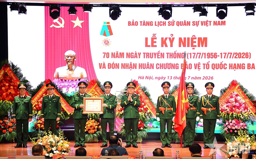 Bảo tàng Lịch sử Quân sự Việt Nam đón nhận Huân chương Bảo vệ Tổ quốc hạng Ba